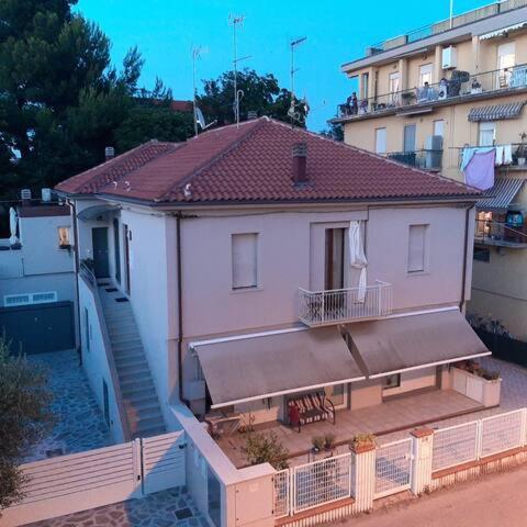 Good House- Ampio Appartamento Vicino Al Mare Rimini Dış mekan fotoğraf